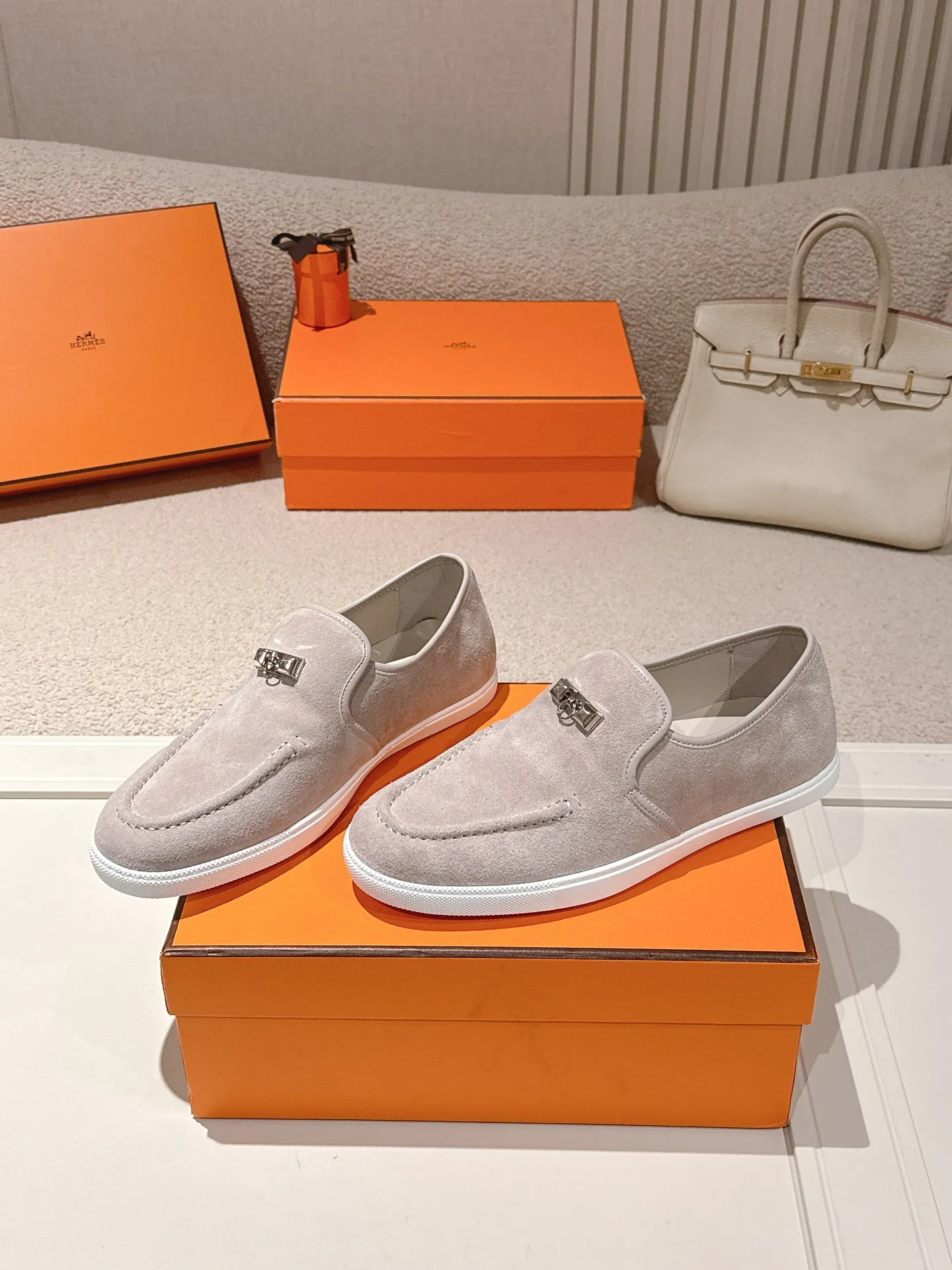 Men's Men's Shoes 600💰 Hermes# Couple Studded Loafers Calfskin and suede goatskin lace-up free sneakers with signature "H" detail. The design is simple and smooth, creating a fashionable urban look. It is comfortable and versatile. H family classics are not outdated, and the delivery counter is exquisitely packaged🛍📦 Fabric: Original customized imported first-layer cowhide/cow down Lining: Imported soft sheepskin Sole: Original open-molded anti-slip TPU material Size: 35-45